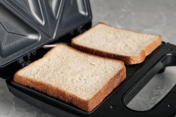 Сучасний Сендвіч Виробник Скибочками Хліба Сірому Столі Крупним Планом — стокове фото