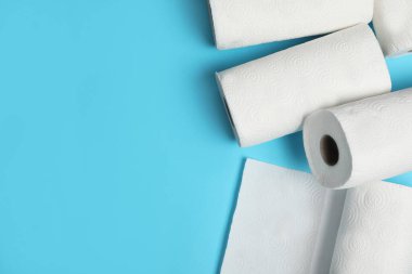 Açık mavi arkaplanda kağıt havlu ruloları, metin için boşluk