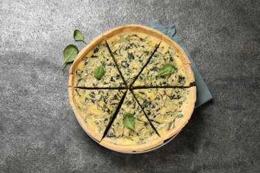 Gri masada lezzetli ıspanaklı turta, üst manzara.