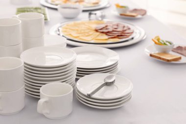 Temiz bulaşık takımları ve kahvaltıda farklı öğünler. Büfe servisi