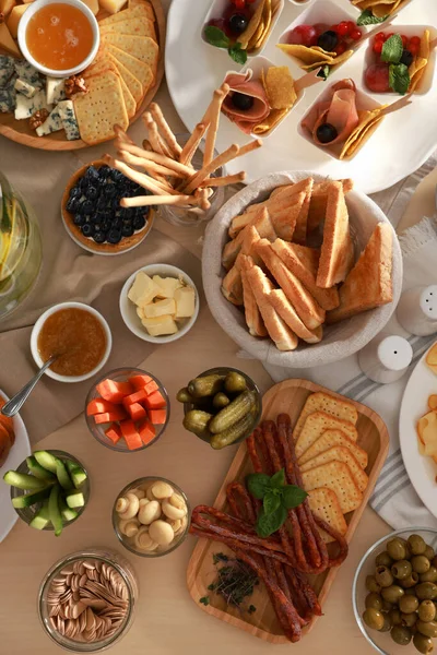 テーブルの上に異なる食品と料理 フラットレイアウト 高級ブランチ — ストック写真