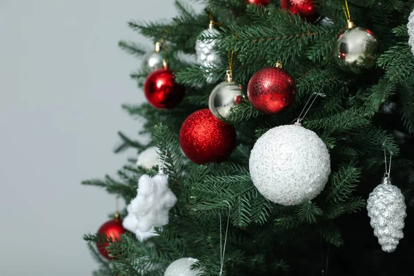 Krásně Zdobené Vánoční Stromek Šedém Pozadí Detailní Záběr — Stock fotografie