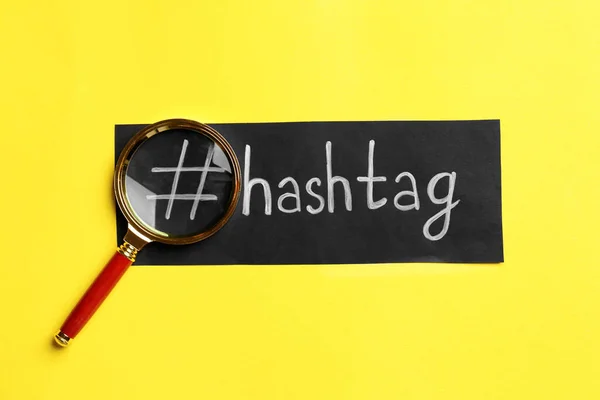 Papel Negro Con Palabra Hashtag Símbolo Lupa Sobre Fondo Amarillo — Foto de Stock