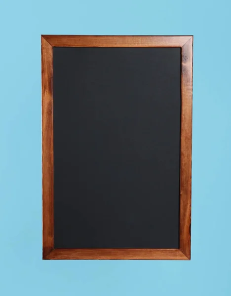Saubere Schwarze Tafel Auf Hellblauem Hintergrund — Stockfoto