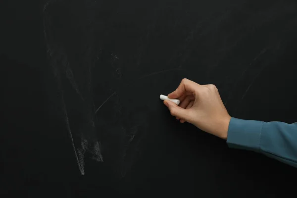 Frau Mit Weißer Kreide Neben Tafel Nahaufnahme Raum Für Text — Stockfoto