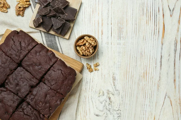Νόστιμα Φρεσκοψημένα Brownies Καρύδια Και Κομμάτια Σοκολάτας Λευκό Ξύλινο Τραπέζι — Φωτογραφία Αρχείου