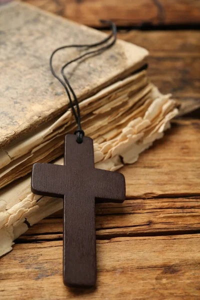 Cruz Cristiana Biblia Sobre Mesa Madera Primer Plano — Foto de Stock