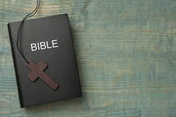 Keresztény Kereszt Biblia Asztalon Felülnézetből Szöveg Helye — Stock Fotó