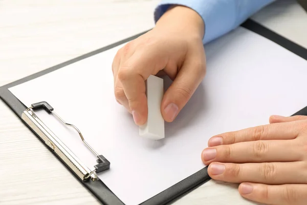 Man Wist Iets Papier Aan Witte Houten Tafel Close Stockfoto