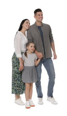 Beyaz arka planda ailesiyle birlikte küçük bir kız.