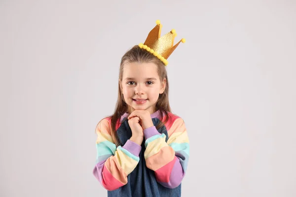 Cute Girl Złotej Koronie Jasnoszarym Tle Mała Księżniczka — Zdjęcie stockowe