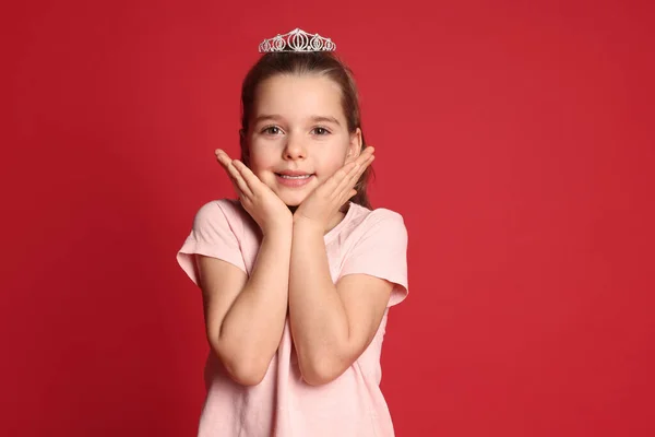 Roztomilá Dívka Diadému Červeném Pozadí Malá Princezna — Stock fotografie