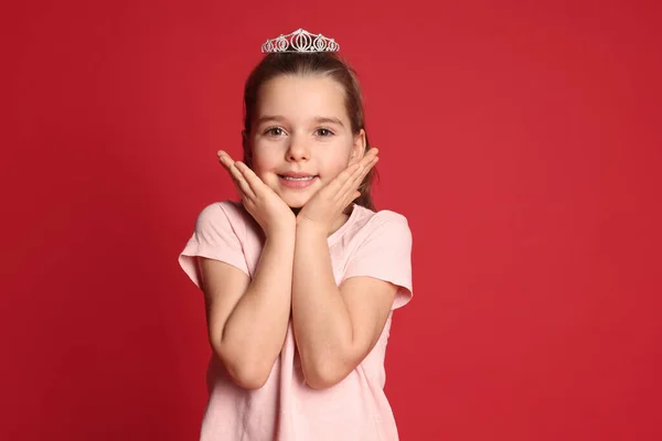 Linda Chica Diadema Sobre Fondo Rojo Princesita — Foto de Stock