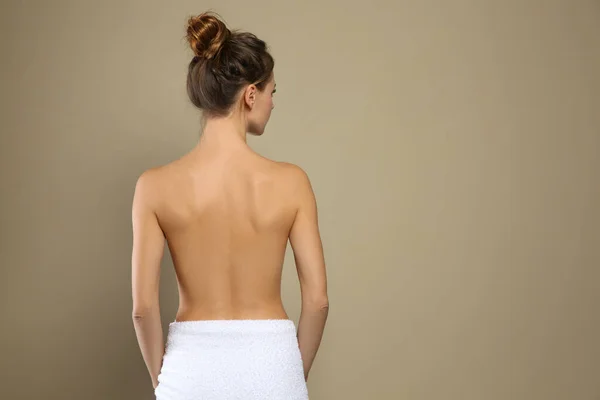 Rückenansicht Einer Frau Mit Perfekt Glatter Haut Auf Beigem Hintergrund — Stockfoto