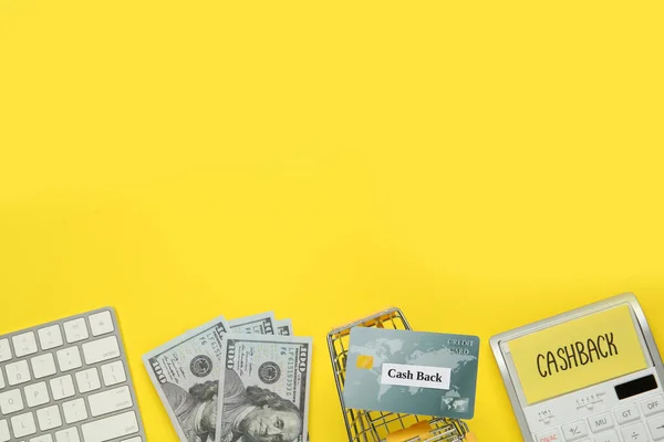 Rekenmachine Toetsenbord Creditcard Winkelwagentje Dollarbiljetten Gele Achtergrond Plat Gelegd Met — Stockfoto
