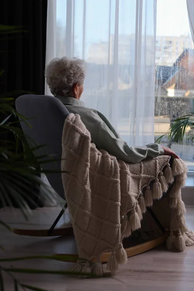 Ältere Frau Sitzt Schaukelstuhl Drinnen Rückenansicht Konzept Der Einsamkeit — Stockfoto