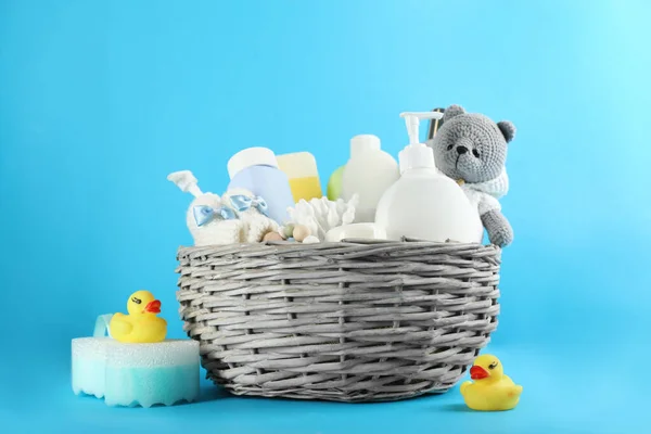 Rieten Mandje Met Verschillende Baby Cosmetische Producten Badaccessoires Speelgoed Lichtblauwe — Stockfoto