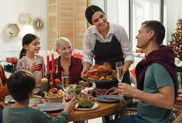 Família Feliz Desfrutando Jantar Festivo Casa Celebração Natal — Fotografia de Stock