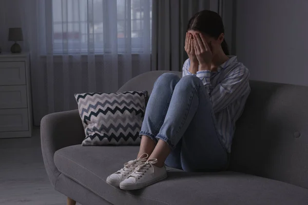 Несчастная Молодая Женщина Плачет Дома Диване Место Смс Концепция Одиночества — стоковое фото