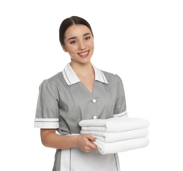 Porträt Eines Jungen Zimmermädchens Mit Handtüchern Auf Weißem Hintergrund — Stockfoto