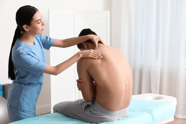 Ortopedista Examinar Pescoço Homem Clínica Tratamento Escoliose — Fotografia de Stock