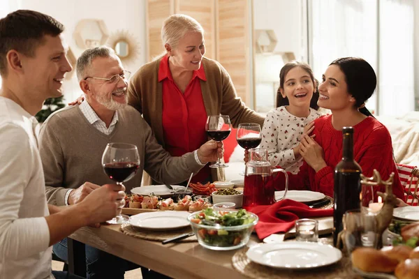 Família Feliz Desfrutando Jantar Festivo Casa Celebração Natal — Fotografia de Stock