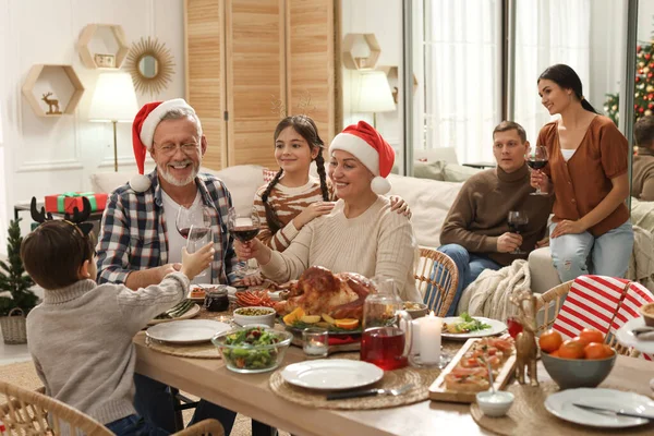 가족은 집에서 즐거운 식사를 즐긴다 크리스마스 — 스톡 사진