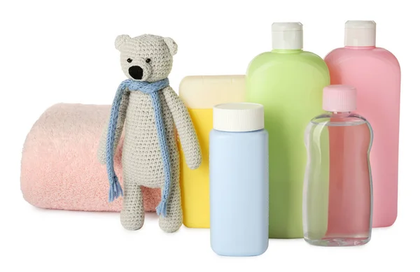Garrafas Produtos Cosméticos Para Bebês Toalha Urso Brinquedo Fundo Branco — Fotografia de Stock