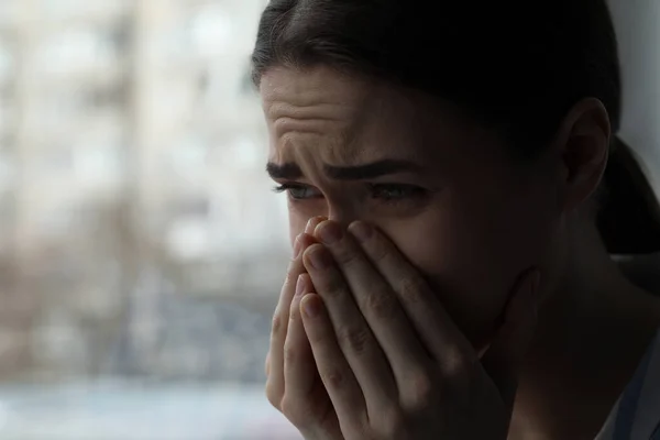 Mulher Jovem Triste Chorando Perto Janela Dentro Casa Close Com — Fotografia de Stock