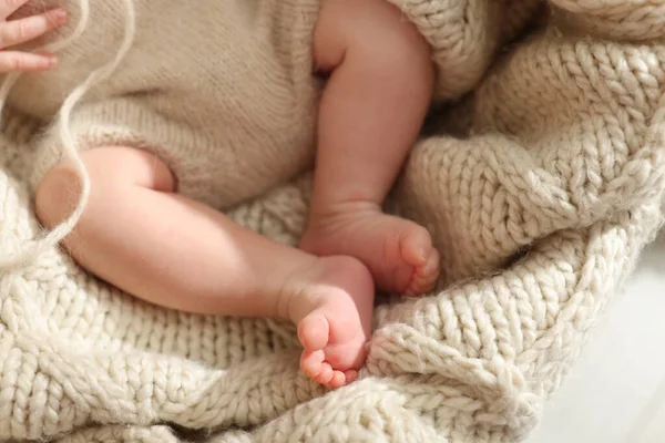 Entzückendes Neugeborenes Auf Strickkarierten Nahaufnahme — Stockfoto