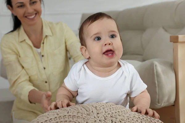 Mutlu Bir Anne Tatlı Bebeği Evdeki Kanepenin Yanında — Stok fotoğraf