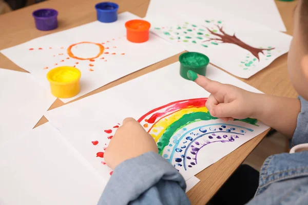 Petite Peinture Enfant Avec Doigt Table Bois Intérieur Gros Plan — Photo