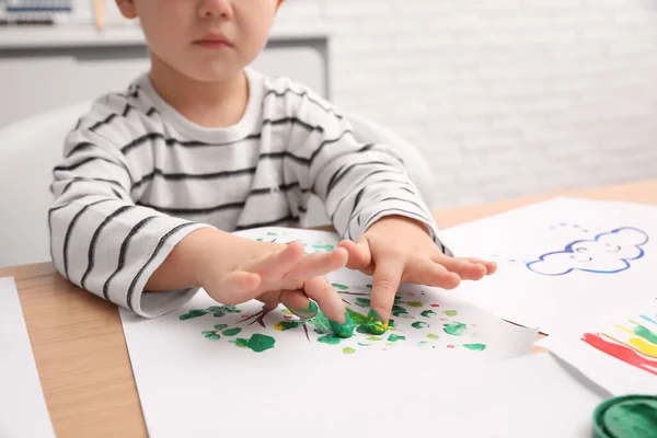 木製のテーブルの上に指で小さな男の子の絵室内では クローズアップ — ストック写真