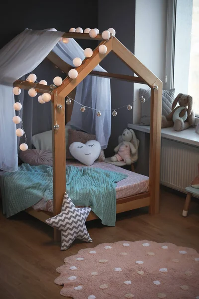 Стильний Інтер Дитячої Кімнати Ліжком Дому Різними Іграшками — стокове фото