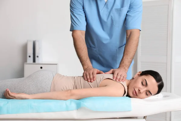 Ortopedista Masajeando Espalda Una Joven Clínica Primer Plano Tratamiento Escoliosis —  Fotos de Stock