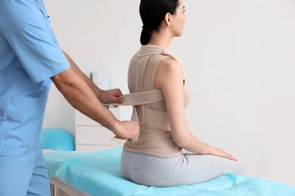 Ortopedista Ayudando Paciente Ponerse Corrector Postura Clínica Primer Plano Tratamiento —  Fotos de Stock