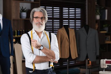 Atölyede mezurası, metin için yeri olan profesyonel bir terzi