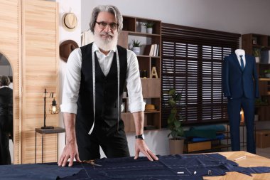 Atölyede mezurası, metin için yeri olan profesyonel bir terzi