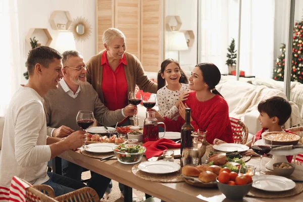 Família Feliz Desfrutando Jantar Festivo Casa Celebração Natal — Fotografia de Stock