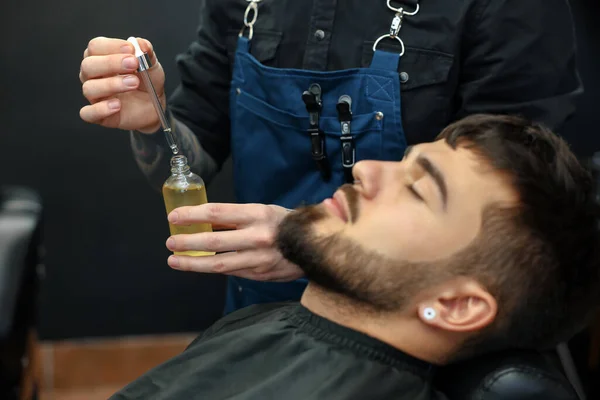 Cabeleireiro Com Óleo Barba Perto Cliente Barbearia Close Serviço Barbear — Fotografia de Stock