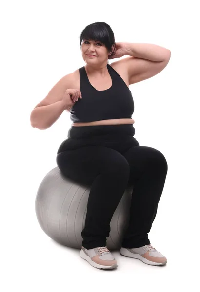 Glücklich Übergewichtige Reife Frau Sitzt Auf Fitnessball Vor Weißem Hintergrund — Stockfoto