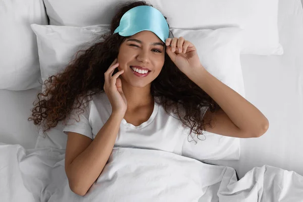 Mujer Afroamericana Feliz Con Máscara Dormir Cama Vista Superior — Foto de Stock