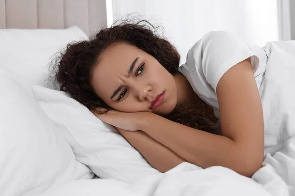 Mujer Afroamericana Infeliz Cama Casa — Foto de Stock