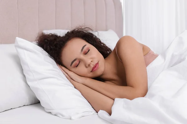 Piękna Afroamerykanka Śpi Łóżku Domu — Zdjęcie stockowe