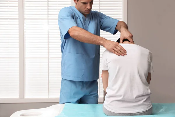 Ortopedista Examinando Cuello Mujer Clínica Tratamiento Escoliosis —  Fotos de Stock