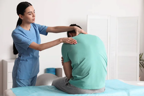 Ortopedista Examinando Cuello Del Hombre Clínica Tratamiento Escoliosis —  Fotos de Stock