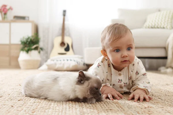 Niedliches Kleines Baby Mit Entzückender Katze Auf Dem Boden Hause — Stockfoto