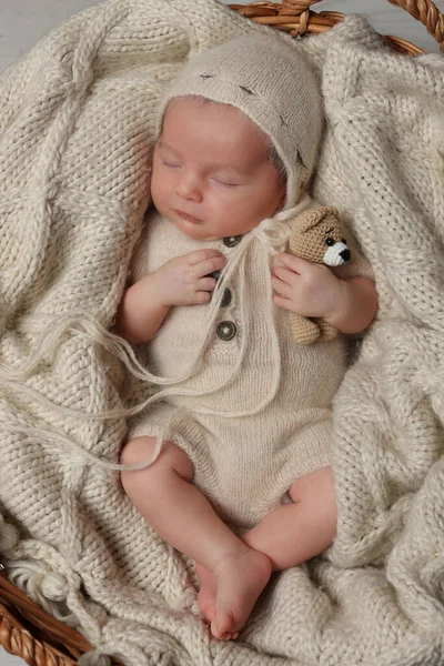장난감 바구니에서 스러운 갓난아기 보이는 — 스톡 사진