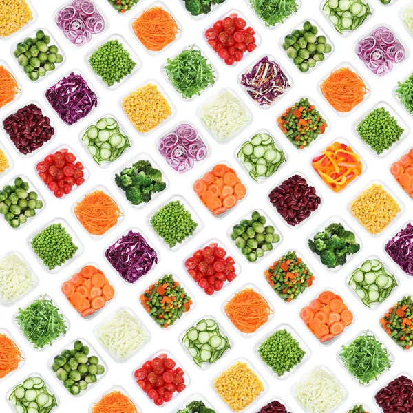 Beyaz arka planda farklı taze sebzelere sahip birçok konteynır, üst manzara. Kolaj