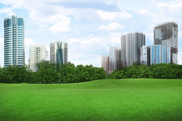 Schöne Aussicht Auf Park Mit Grünem Rasen Und Stadtbild Sonnigen — Stockfoto